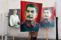 (Александр Демьянчук / Reuters) Портреты Иосифа Сталина 