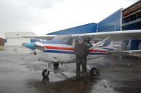 Владимир Иванович Артикульный, у самолета «Cessna С-182TD»