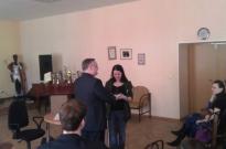 генеральный секретарь РИС-О А.Ю. Сорокин (лектор) вручает приз победительнице лотереи-аллегри
